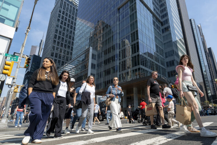 Personas caminan por la avenida 42 de Manhattan, Nueva York. Foto:  Ángel Colmenares/EFE.