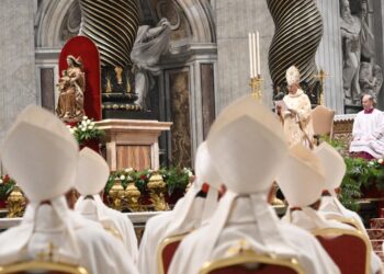 Dominique Mamberti, que es protodiácono del Colegio Cardenalicio y, será el encargado de proclamar al mundo la elección de un nuevo pontífice. Foto: @VATICAN MEDIA