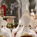 Dominique Mamberti, que es protodiácono del Colegio Cardenalicio y, será el encargado de proclamar al mundo la elección de un nuevo pontífice. Foto: @VATICAN MEDIA
