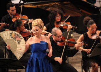 Los cantantes Pilar Boyero, de España, y el cubano Jorge Felix Leyva, interpretaron boleros acompañados por la Orquesta Sinfónica Nacional. Foto: Teatro Nacional De Cuba.