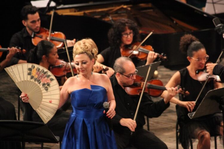 Los cantantes Pilar Boyero, de España, y el cubano Jorge Felix Leyva, interpretaron boleros acompañados por la Orquesta Sinfónica Nacional. Foto: Teatro Nacional De Cuba.