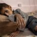 Niño palestino de cinco años, Osama al-Raqab, sufre desnutrición severa, recibe tratamiento en el Hospital Nasser en Khan Yunis, sur de la Franja de Gaza. Foto: HAITHAM IMAD/EFE/EPA