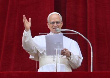 El papa León XIV habla a los fieles desde el balcón de la Basílica de San Pedro, en el Vaticano, el domingo 11 de mayo de 2025. Foto: ALESSANDRO DI MEO / EFE / EPA.