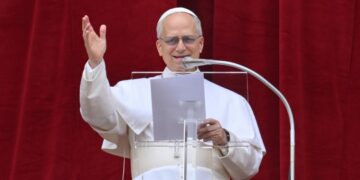El papa León XIV habla a los fieles desde el balcón de la Basílica de San Pedro, en el Vaticano, el domingo 11 de mayo de 2025. Foto: ALESSANDRO DI MEO / EFE / EPA.