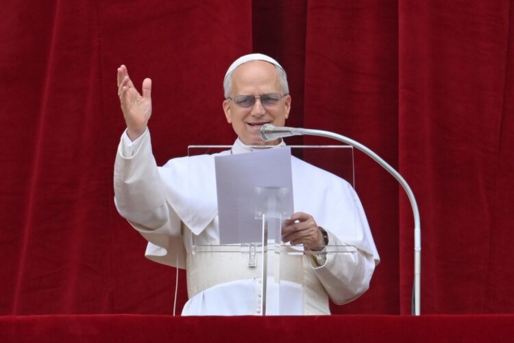 El papa León XIV habla a los fieles desde el balcón de la Basílica de San Pedro, en el Vaticano, el domingo 11 de mayo de 2025. Foto: ALESSANDRO DI MEO / EFE / EPA.