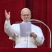 El papa León XIV habla a los fieles desde el balcón de la Basílica de San Pedro, en el Vaticano, el domingo 11 de mayo de 2025. Foto: ALESSANDRO DI MEO / EFE / EPA.