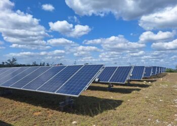 Nuevo parque solar fotovoltaico en Cuba. Foto: Tomada del perfil de Facebook de la Unión Eléctrica (UNE).