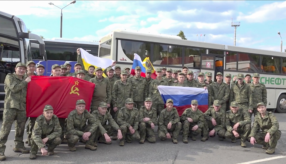 Imagen tomada de un video proporcionado por el servicio de prensa del Ministerio de Defensa ruso, que muestra a prisioneros de guerra rusos tras un intercambio de prisioneros con Ucrania, en un lugar no revelado de Bielorrusia, 23 de mayo de 2025. Foto: EFE / EPA / Servicio de prensa del Ministerio de Defensa de Rusia.