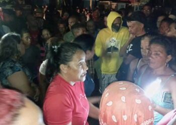 Autoridades de la provincia de Granma hablan con personas que realizaban una protesta en Bayamo por los prolongados apagones. Foto: Tomada del perfil de Facebook de Yanetsy Rodríguez Sampson.