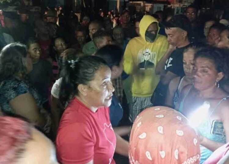 Autoridades de la provincia de Granma hablan con personas que realizaban una protesta en Bayamo por los prolongados apagones. Foto: Tomada del perfil de Facebook de Yanetsy Rodríguez Sampson.