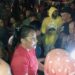Autoridades de la provincia de Granma hablan con personas que realizaban una protesta en Bayamo por los prolongados apagones. Foto: Tomada del perfil de Facebook de Yanetsy Rodríguez Sampson.
