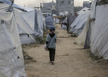 Una niña desplazada camina entre las tiendas de un campo de refugiados en Jabalia, norte de la Franja de Gaza, el 2 de mayo de 2025. Foto: EFE/EPA/MOHAMMED SABER.