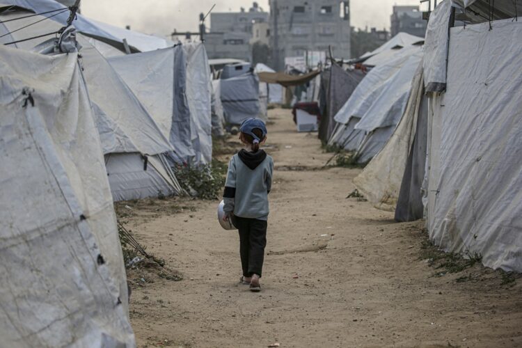 Una niña desplazada camina entre las tiendas de un campo de refugiados en Jabalia, norte de la Franja de Gaza, el 2 de mayo de 2025. Foto: EFE/EPA/MOHAMMED SABER.