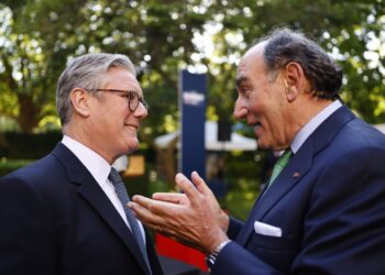 El primer ministro británico, Keir Starmer (izq.), conversa con José Ignacio Sánchez Galán (der.), presidente ejecutivo de Iberdrola, en una recepción para empresas del Reino Unido y la UE en el jardín de rosas de Downing Street tras la cumbre entre el Reino Unido y la UE, en Londres. Foto: TOLGA AKMEN/ EFE/EPA/ POOL.