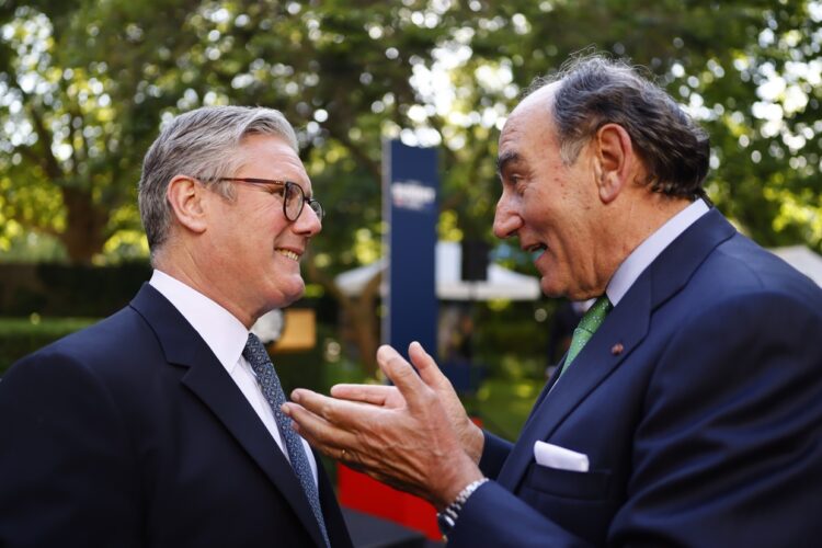 El primer ministro británico, Keir Starmer (izq.), conversa con José Ignacio Sánchez Galán (der.), presidente ejecutivo de Iberdrola, en una recepción para empresas del Reino Unido y la UE en el jardín de rosas de Downing Street tras la cumbre entre el Reino Unido y la UE, en Londres. Foto: TOLGA AKMEN/ EFE/EPA/ POOL.