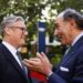 El primer ministro británico, Keir Starmer (izq.), conversa con José Ignacio Sánchez Galán (der.), presidente ejecutivo de Iberdrola, en una recepción para empresas del Reino Unido y la UE en el jardín de rosas de Downing Street tras la cumbre entre el Reino Unido y la UE, en Londres. Foto: TOLGA AKMEN/ EFE/EPA/ POOL.