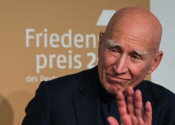 El fotógrafo brasileño Sebastiao Salgado habla durante una entrevista en la Feria del Libro de Fráncfort 2019. Foto: EFE/EPA/ARMANDO BABANI
