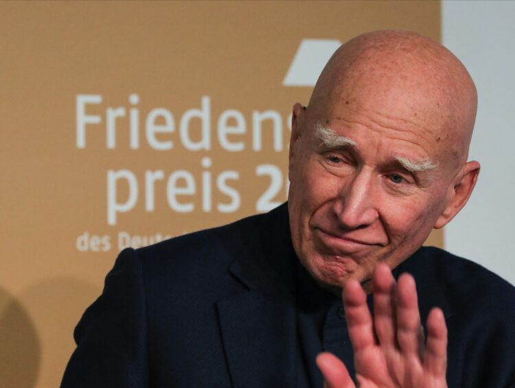 El fotógrafo brasileño Sebastiao Salgado habla durante una entrevista en la Feria del Libro de Fráncfort 2019. Foto: EFE/EPA/ARMANDO BABANI