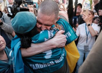 Un soldado ucraniano recién liberado por Rusia, como parte de un intercambio de prisioneros, se reúne con su familia a su llegada a Chernigiv Oblast, Ucrania, el 23 de mayo de 2025. Foto: María Senovilla / EFE / EPA.