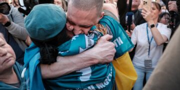Un soldado ucraniano recién liberado por Rusia, como parte de un intercambio de prisioneros, se reúne con su familia a su llegada a Chernigiv Oblast, Ucrania, el 23 de mayo de 2025. Foto: María Senovilla / EFE / EPA.