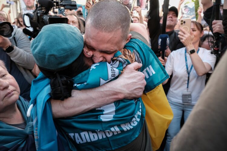 Un soldado ucraniano recién liberado por Rusia, como parte de un intercambio de prisioneros, se reúne con su familia a su llegada a Chernigiv Oblast, Ucrania, el 23 de mayo de 2025. Foto: María Senovilla / EFE / EPA.
