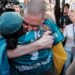 Un soldado ucraniano recién liberado por Rusia, como parte de un intercambio de prisioneros, se reúne con su familia a su llegada a Chernigiv Oblast, Ucrania, el 23 de mayo de 2025. Foto: María Senovilla / EFE / EPA.