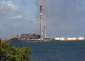 La Central Termoeléctrica Diez de Octubre, de Nuevitas, vista desde el puerto de esa ciudad, en Camagüey. Foto: Orlando Durán Hernández / Adelante / Archivo.