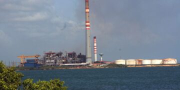 La Central Termoeléctrica Diez de Octubre, de Nuevitas, vista desde el puerto de esa ciudad, en Camagüey. Foto: Orlando Durán Hernández / Adelante / Archivo.