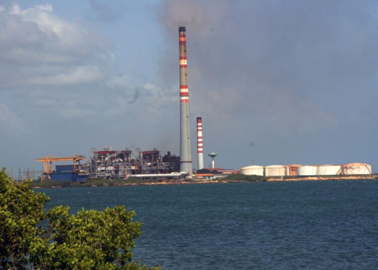 La Central Termoeléctrica Diez de Octubre, de Nuevitas, vista desde el puerto de esa ciudad, en Camagüey. Foto: Orlando Durán Hernández / Adelante / Archivo.