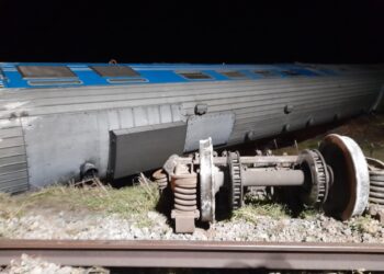 Tren de pasajeros descarrilado en Camagüey, en la noche del 27 de mayo de 2025. Foto: Tomada del perfil de Facebook de Eduardo Rodríguez Dávila.