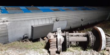 Tren de pasajeros descarrilado en Camagüey, en la noche del 27 de mayo de 2025. Foto: Tomada del perfil de Facebook de Eduardo Rodríguez Dávila.