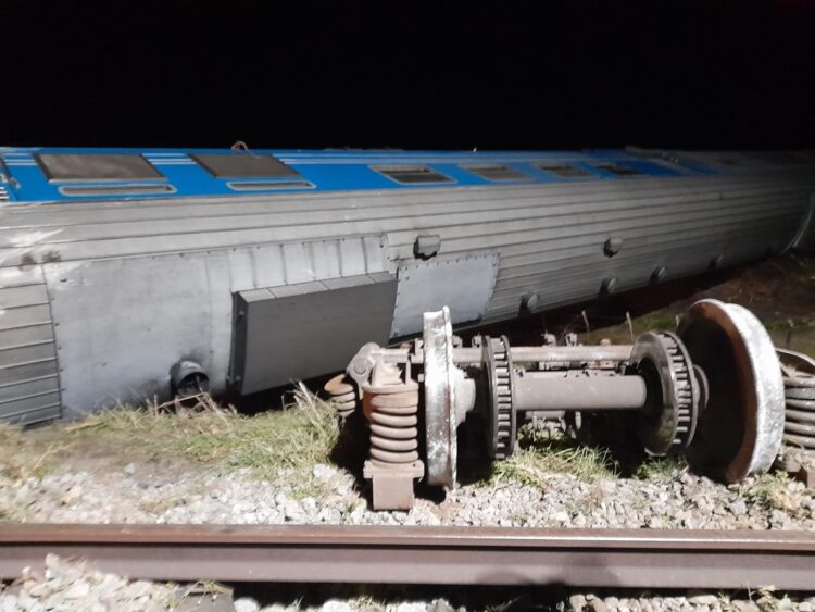 Tren de pasajeros descarrilado en Camagüey, en la noche del 27 de mayo de 2025. Foto: Tomada del perfil de Facebook de Eduardo Rodríguez Dávila.