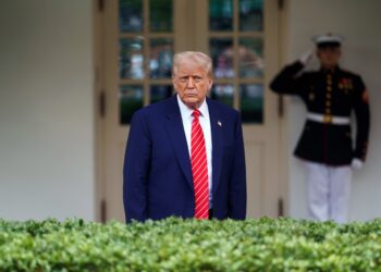 El presidente Trump habla con los medios en las afueras del Ala Oeste de la Casa Blanca. Foto: EFE/EPA/WILL OLIVER