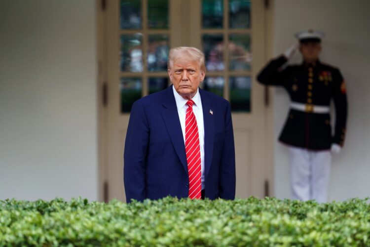 El presidente Trump habla con los medios en las afueras del Ala Oeste de la Casa Blanca. Foto: EFE/EPA/WILL OLIVER