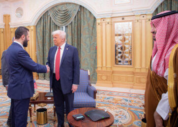 Trump se reunió este miércoles con el presidente interino de Siria, Ahmed al Sharaa. Foto: Saudi Press Agency/EFE.