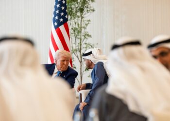 El presidente de los Emiratos Árabes Unidos, el jeque Mohamed bin Zayed Al Nahyan y el presidente Donald Trump durante su despedida en el Aeropuerto Presidencial de Abu Dabi. Foto: EFE/EPA/TRIBUNAL PRESIDENCIAL DE LOS EMIRATOS ÁRABES UNIDOS.
