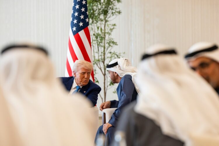 El presidente de los Emiratos Árabes Unidos, el jeque Mohamed bin Zayed Al Nahyan y el presidente Donald Trump durante su despedida en el Aeropuerto Presidencial de Abu Dabi. Foto: EFE/EPA/TRIBUNAL PRESIDENCIAL DE LOS EMIRATOS ÁRABES UNIDOS.