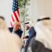 El presidente de los Emiratos Árabes Unidos, el jeque Mohamed bin Zayed Al Nahyan y el presidente Donald Trump durante su despedida en el Aeropuerto Presidencial de Abu Dabi. Foto: EFE/EPA/TRIBUNAL PRESIDENCIAL DE LOS EMIRATOS ÁRABES UNIDOS.