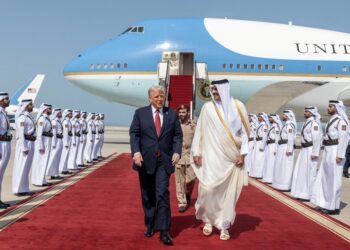 El emir de Qatar, el jeque Tamim bin Hamad al-Thani (d), dando la bienvenida al presidente estadounidense Donald Trump a su llegada a Doha, Qatar, el 14 de mayo de 2025. Foto: EFE/EPA/AGENCIA DE NOTICIAS QATAR.