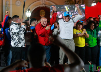 El ministro de Relaciones Interiores, Justicia y Paz de Venezuela, Diosdado Cabello (i), celebra junto al presidente de la Asamblea Nacional de Venezuela, Jorge Rodríguez, en un acto de gobierno este lunes, en Caracas. Foto:  Prensa Palacio de Miraflores/ EFE.