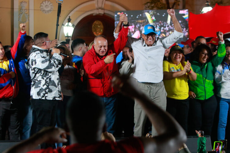 El ministro de Relaciones Interiores, Justicia y Paz de Venezuela, Diosdado Cabello (i), celebra junto al presidente de la Asamblea Nacional de Venezuela, Jorge Rodríguez, en un acto de gobierno este lunes, en Caracas. Foto:  Prensa Palacio de Miraflores/ EFE.
