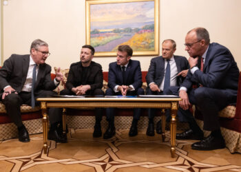 El presidente de Ucrania, Volodímir Zelenski (2-i), junto los jefes de Estado o de Gobierno de Francia, Alemania, Reino Unido y Polonia, durante una llamada telefónica conjunta con Donald Trump, desde Kiev. Foto: X /Primer ministro británico Starmer / EFE.