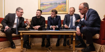 El presidente de Ucrania, Volodímir Zelenski (2-i), junto los jefes de Estado o de Gobierno de Francia, Alemania, Reino Unido y Polonia, durante una llamada telefónica conjunta con Donald Trump, desde Kiev. Foto: X /Primer ministro británico Starmer / EFE.