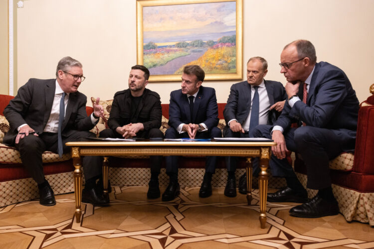 El presidente de Ucrania, Volodímir Zelenski (2-i), junto los jefes de Estado o de Gobierno de Francia, Alemania, Reino Unido y Polonia, durante una llamada telefónica conjunta con Donald Trump, desde Kiev. Foto: X /Primer ministro británico Starmer / EFE.