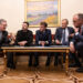 El presidente de Ucrania, Volodímir Zelenski (2-i), junto los jefes de Estado o de Gobierno de Francia, Alemania, Reino Unido y Polonia, durante una llamada telefónica conjunta con Donald Trump, desde Kiev. Foto: X /Primer ministro británico Starmer / EFE.