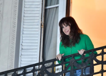 La expresidenta argentina Cristina Fernández saluda a sus partidarios  desde el balcón de su casa este jueves, en Buenos Aires. Foto: EFE/ Martín Quintana.