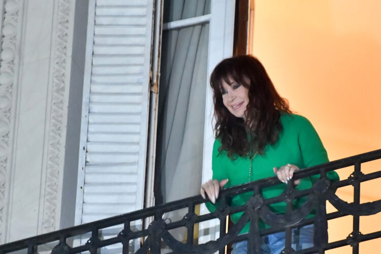 La expresidenta argentina Cristina Fernández saluda a sus partidarios  desde el balcón de su casa este jueves, en Buenos Aires. Foto: EFE/ Martín Quintana.