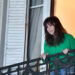 La expresidenta argentina Cristina Fernández saluda a sus partidarios  desde el balcón de su casa este jueves, en Buenos Aires. Foto: EFE/ Martín Quintana.