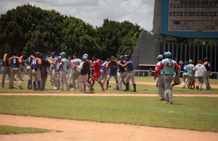 Pelea entre peloteros espirituanos y avileños opaca la Serie Nacional de Beisbol sub 23. Foto: ACN.