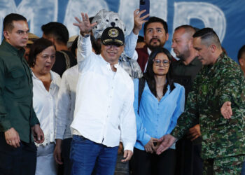 El presidente de Colombia, Gustavo Petro, saluda durante un discurso este miércoles, en la Plaza de San Francisco en Cali (Colombia). Foto: EFE/ Ernesto Guzmán.